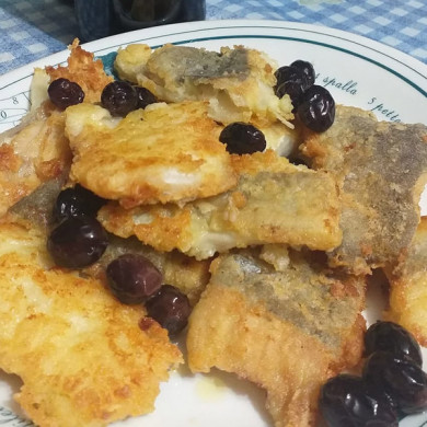 Baccalà fritto con olive nere secche