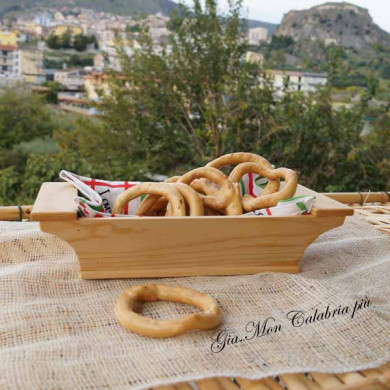 Taralli Calabresi Classici Bolliti al Finocchietto Selvatico: Un Viaggio di Gusto dalla Tradizione