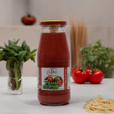 Passata di pomodoro con basilico